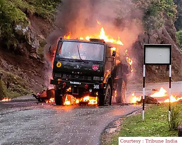 आर्मी ट्रक में लगी आग।