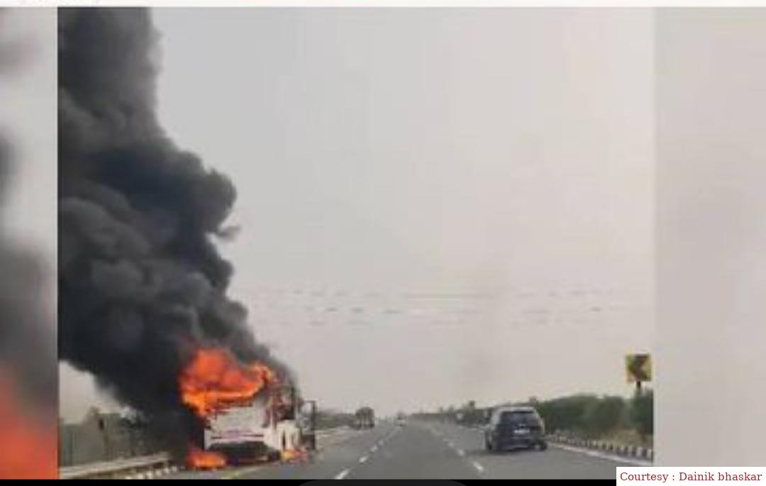 Fire in bus on Lucknow Agra Expressway