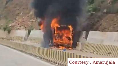 नेपाल से लौट रही बस में लगी आग, यात्रियों ने कूदकर बचाई जान