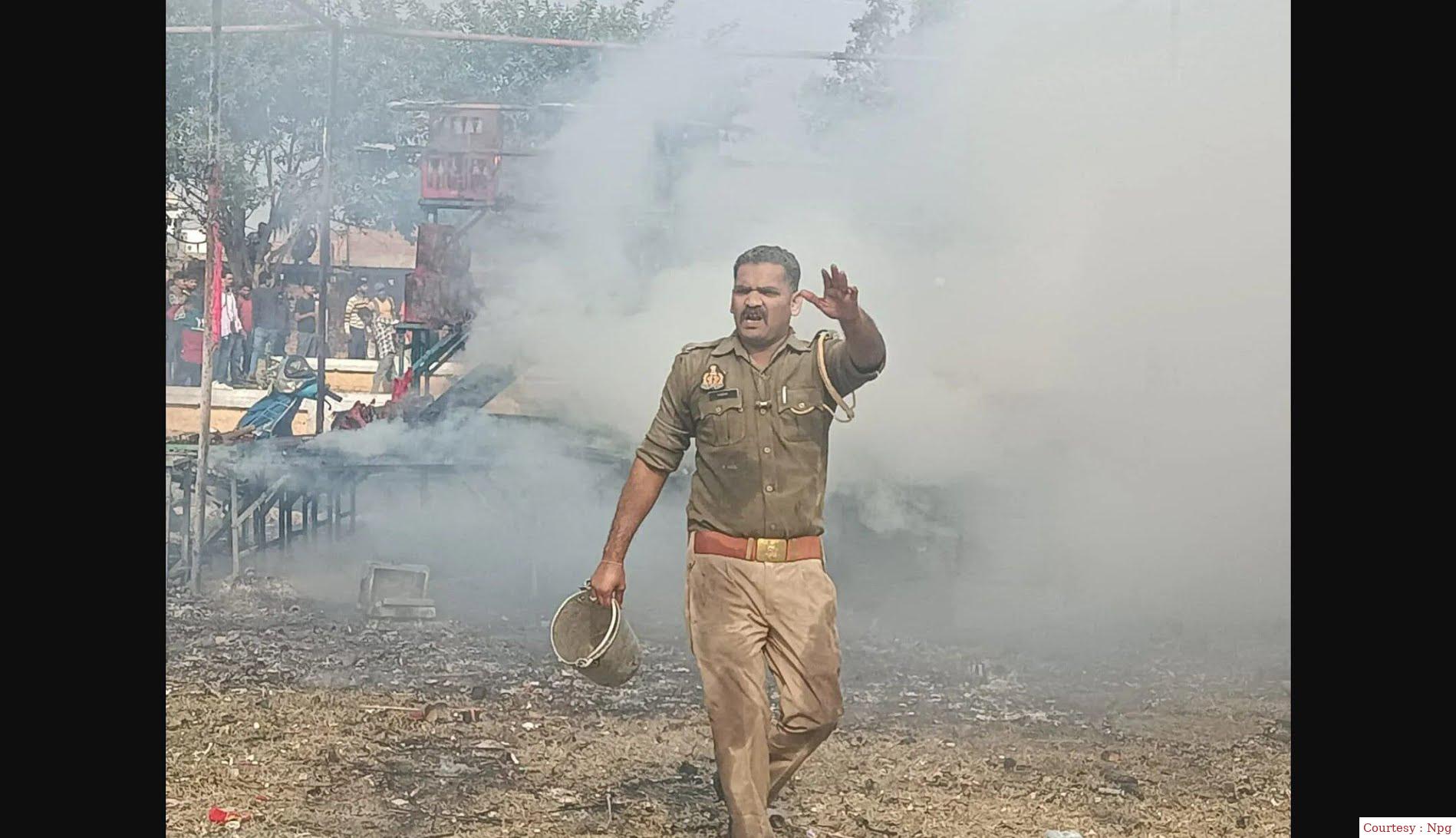 मथुरा के पटाखा बाजार में लगी आग, कई लोग घायल।