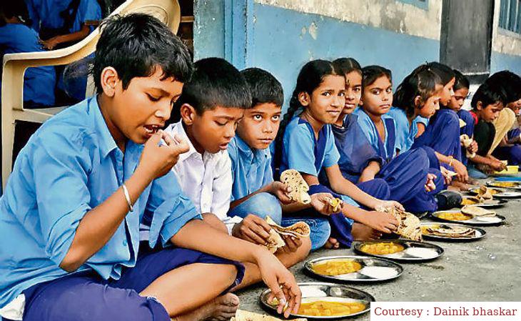 फिरोजाबाद : मध्याह्न भोजन योजना को लेकर बीएसए ने 181 स्कूलों को दी हिदायत ।