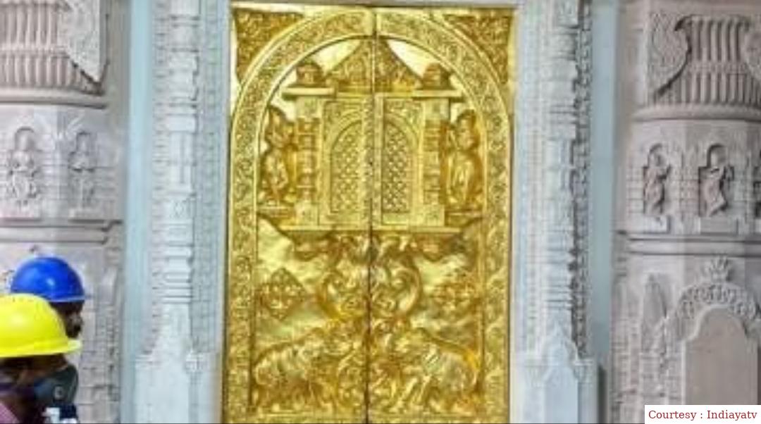 राम मंदिर में लगे सोने के दरवाजे की पहली तस्वीर सामने आई।