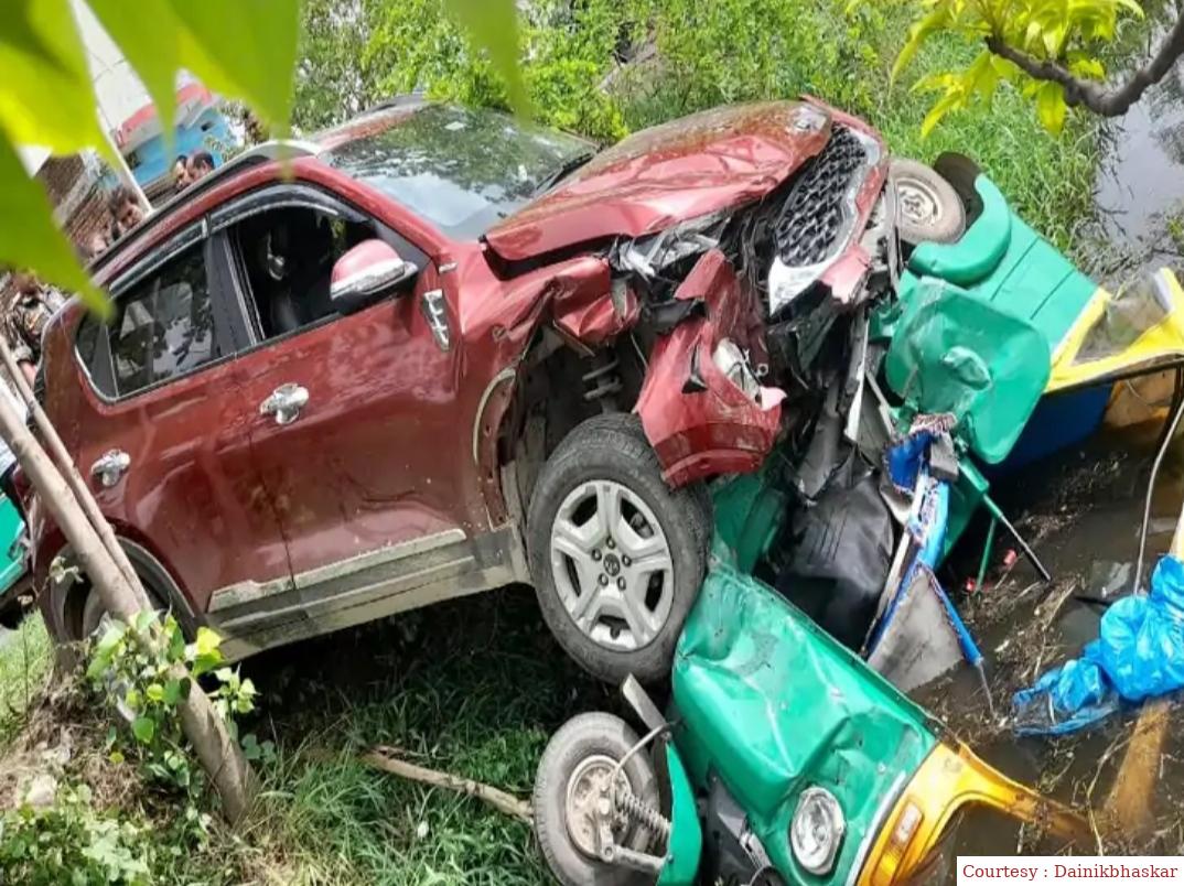 कार और ऑटो की टक्कर में पांच घायल