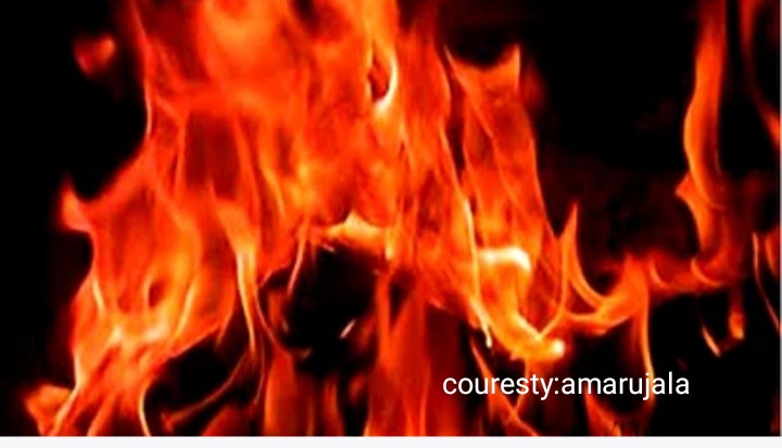 For the girlfriend, a lover put petrol to another lover and set a fire.