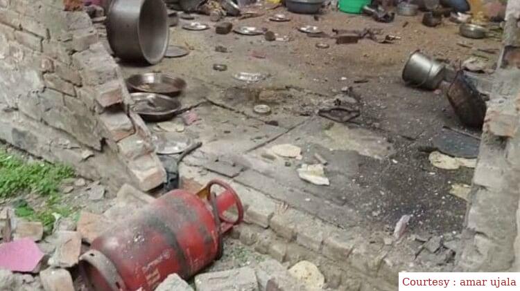 मध्याह्न भोजन बनाते समय स्कूल में फटा गैस सिलेंडर।