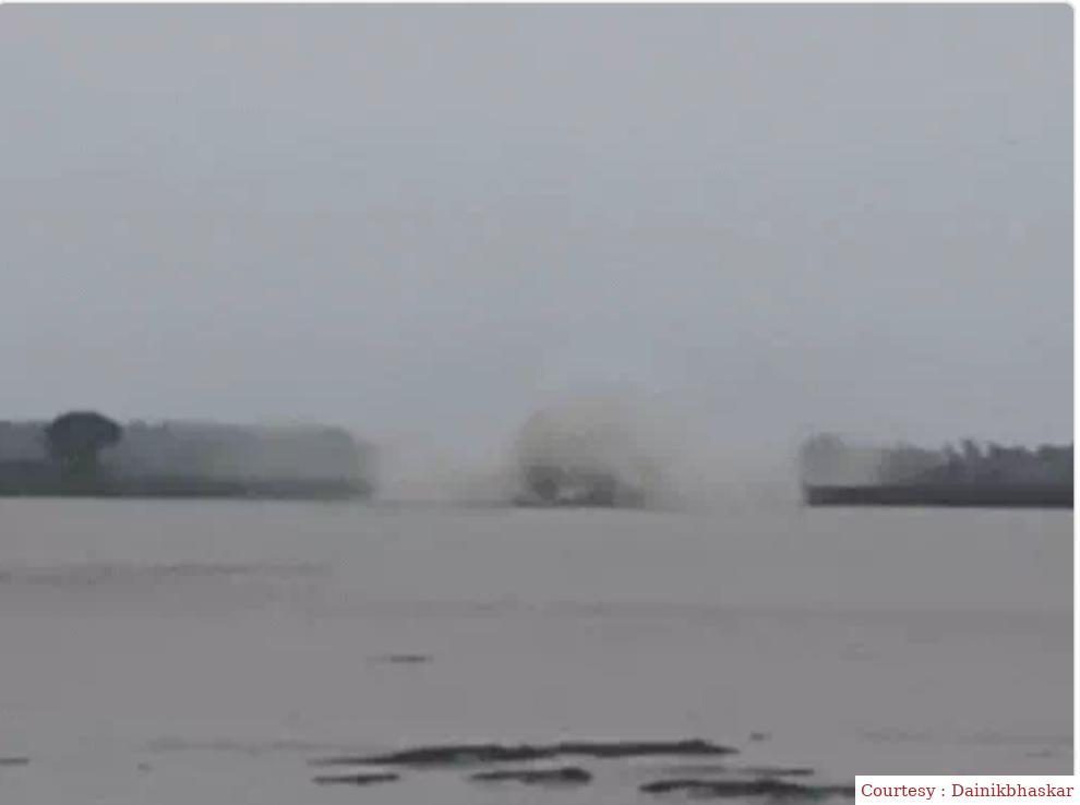 यूपी के बागपत और हरियाणा के सोनीपत में यमुना में गैस पाइपलाइन फटी। 40 फीट ऊपर तक उछाला नदी का पानी।