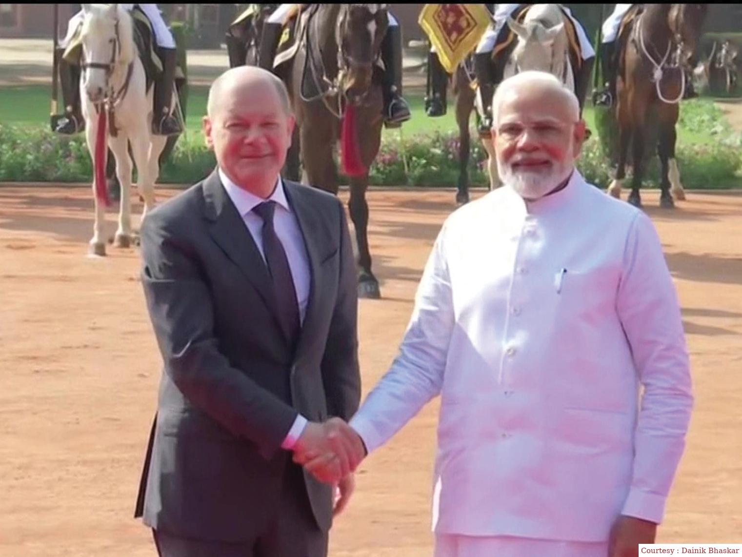 जर्मन चांसलर ओलाफ शोल्ज भारत पहुंचे, PM मोदी से मुलाकात।