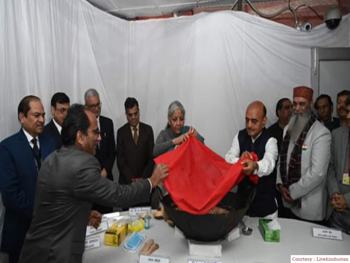 वित्त मंत्री की मौजूदगी में हुई हलवा सेरेमनी।