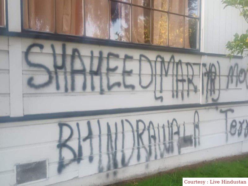 अमेरिका में हिंदू मंदिर की दीवारों पर भारत और नरेंद्र मोदी के खिलाफ लिखे गए नफरत भरे नारे।