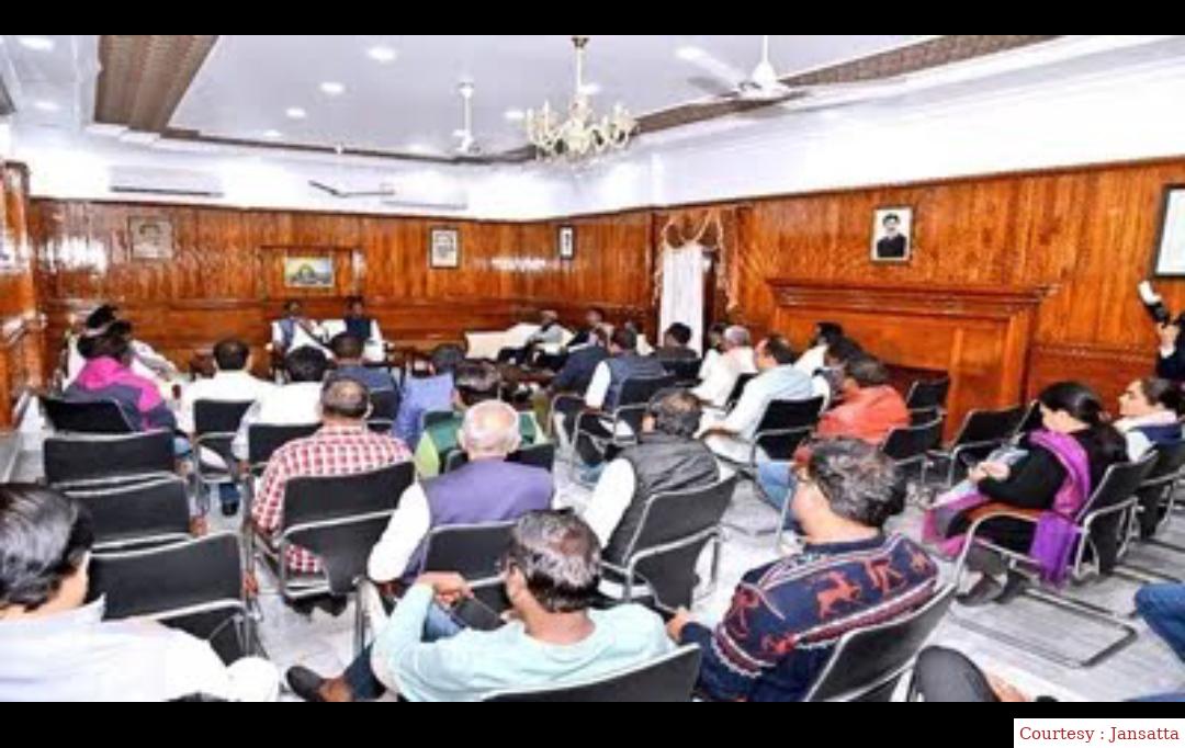 सीएम आवास पर हेमंत सोरेन ने डेढ़ घंटे मीटिंग की