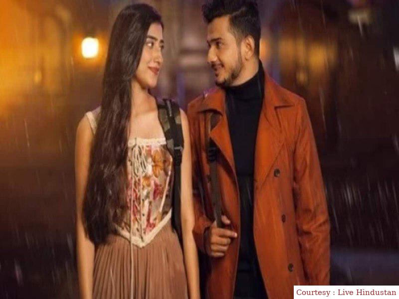 His girlfriend is ending all relationships with Munawwar, announced on social media.