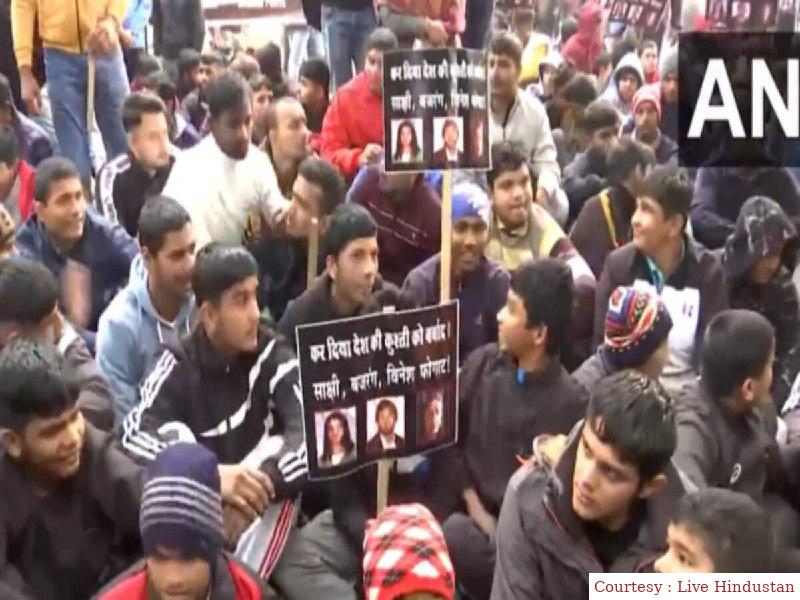 Hundreds of wrestlers standing against Sakshi Malik, Bajrang Poonia and Vinesh Phogat.