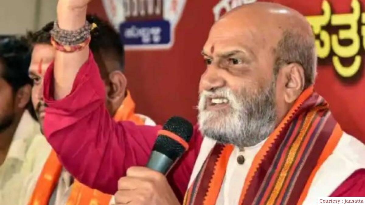 प्रमोद मुथालिक: भाजपा वाले वोट मांगने आएं तो चप्पल से मारो