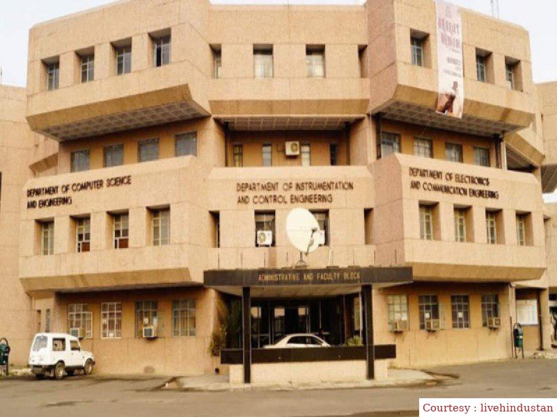 परीक्षा में पास करवाने के बदले प्रोफेसर ने किया छात्राओं का यौन उत्पीड़न।