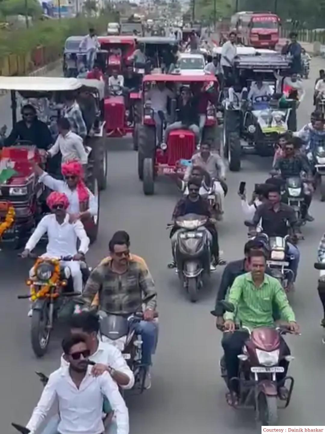 पिता की याद में बेटे ने पूरे गांव को दिखाई गदर 2, सिनेमा हाल किया बुक