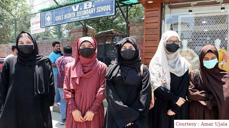 In Srinagar, Muslim scholars are banned from wearing abaya.