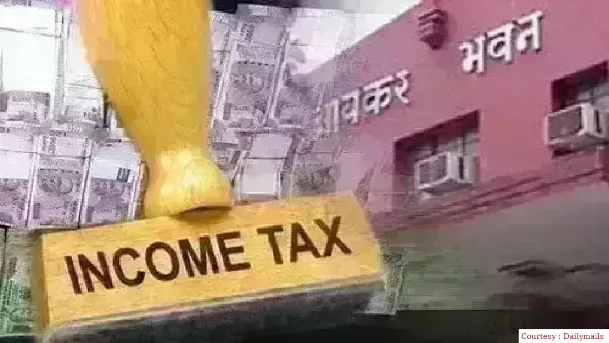 Income tax department raided raids, investigation continues on the locations of three real estate traders of Lucknow