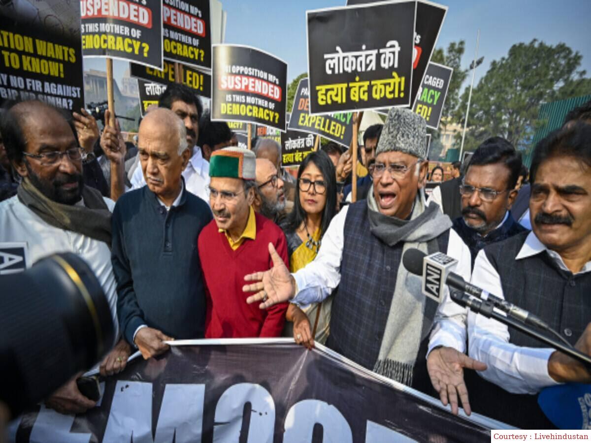सांसदों के सस्पेंशन के खिलाफ आज I.N.D.I.A का प्रदर्शन।