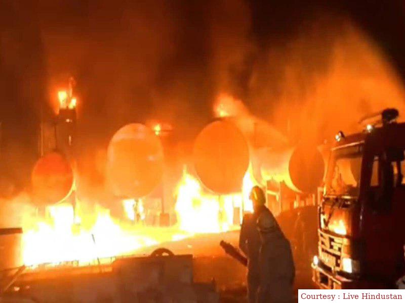 इंदौर में तेल फैक्ट्री में लगी आग, 6 घंटे से रेस्क्यू अभियान जारी।