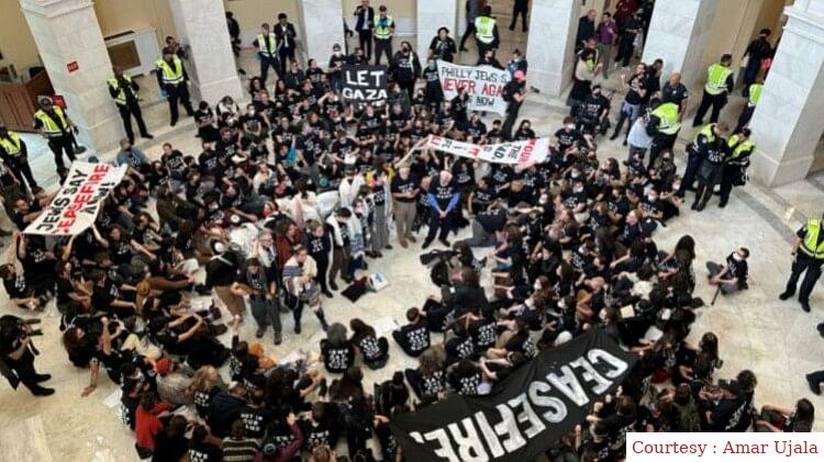 Jewish activists entered the US Parliament and protested.