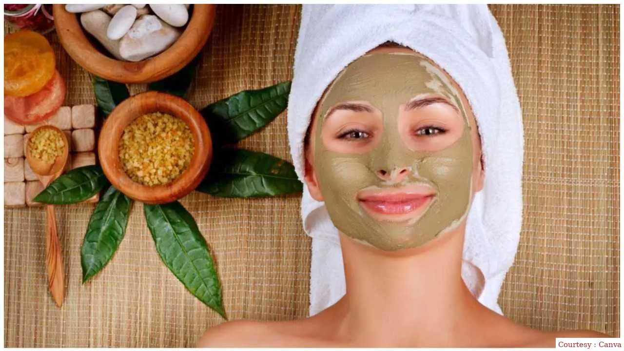 मुल्तानी मिट्टी में बस ये तीन चीज़ें मिलाएं और पाएं निखरा और बेदाग चेहरा