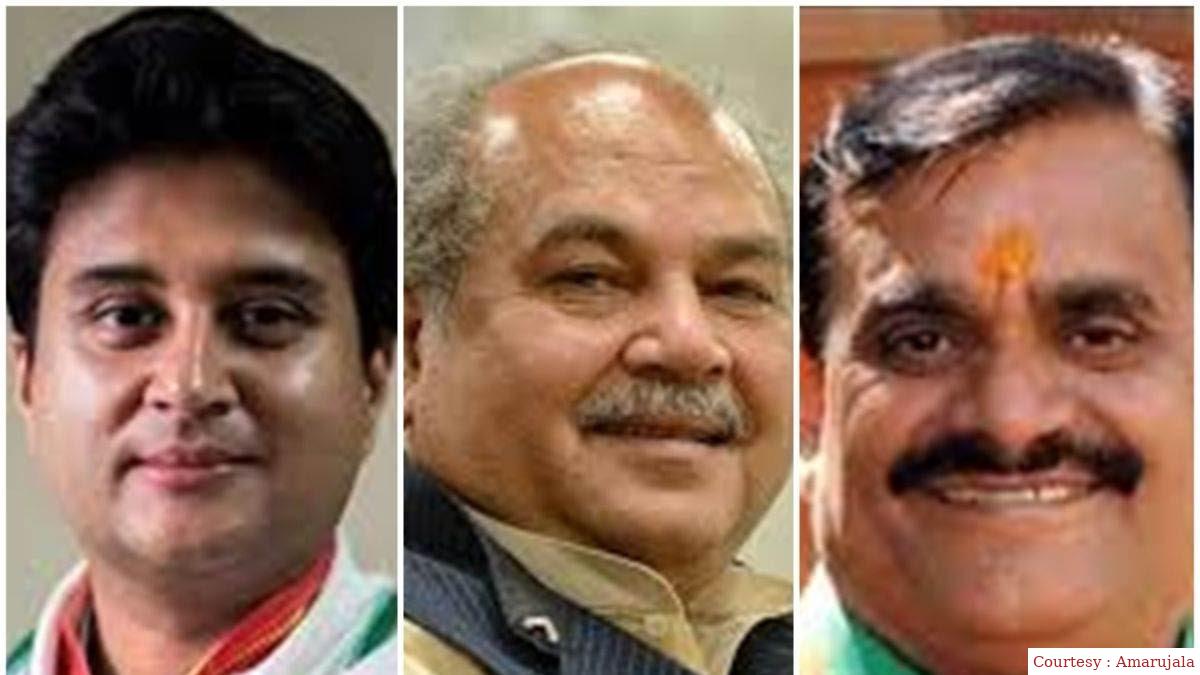 ज्योतिरादित्य सिंधिया और वीडी शर्मा फसे भीड़ में, बैरीकेड लांघ कर निकले।