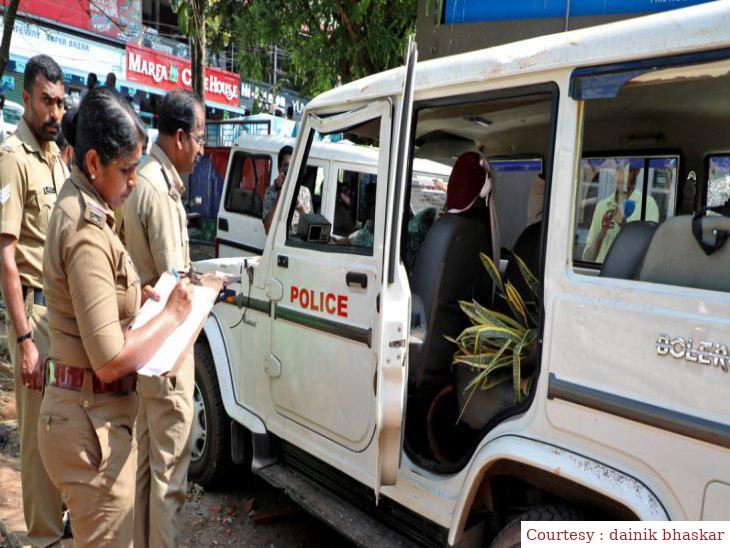Kerala police caught Karnataka policemen while taking bribe.