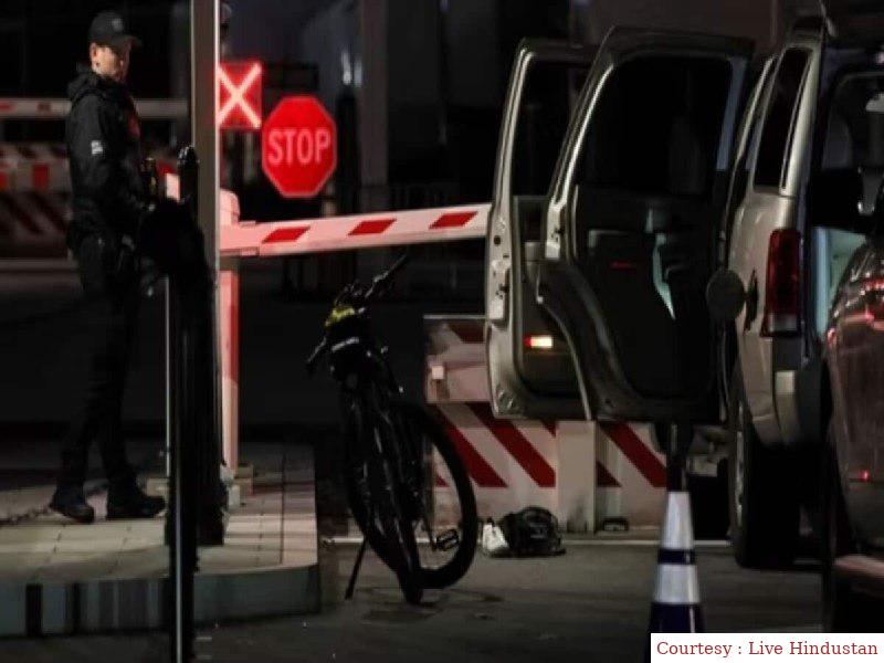 Laits in the safety of the white house, the car collided with the outer door of the white house.