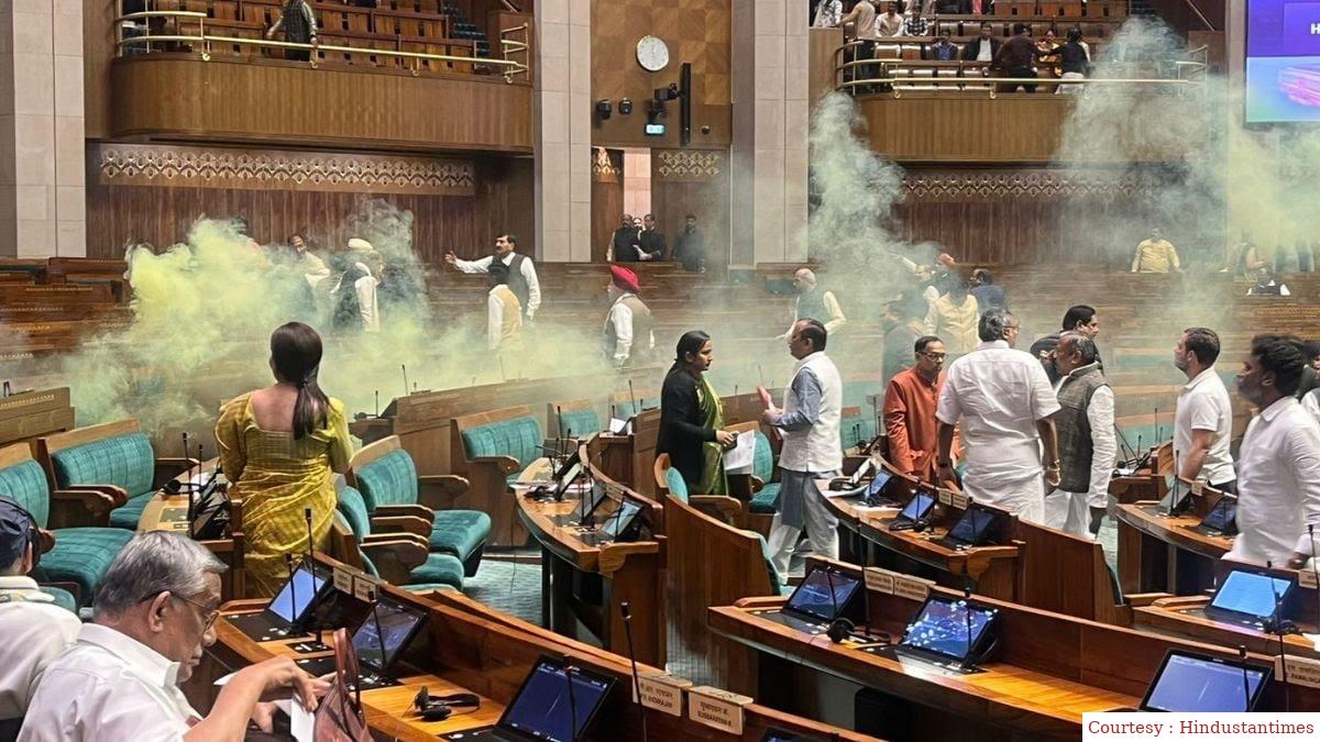 Large lapse in Parliament security, 2 unknown youth jumped in Lok Sabha
