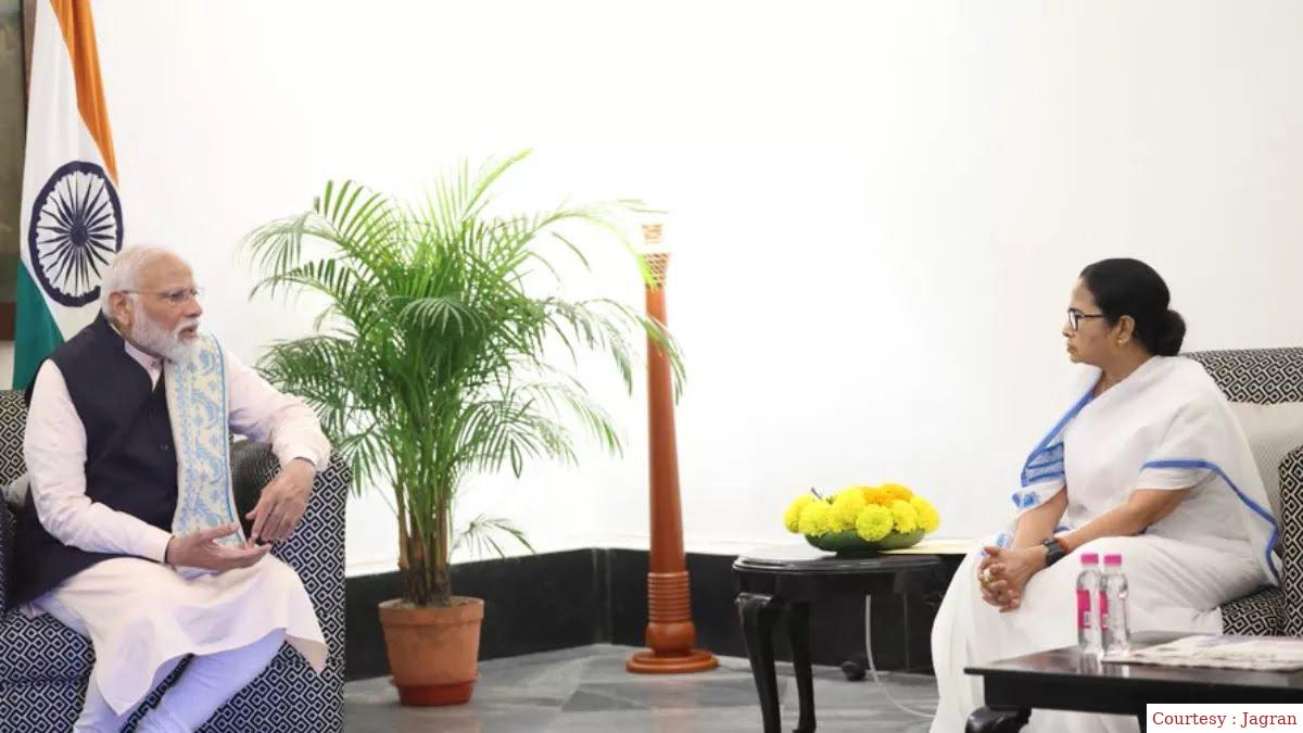 कोलकाता दौरे पर आए पीएम मोदी से मिली ममता बैनर्जी।