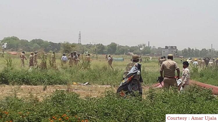 ग्रामीणों के साथ हुई झड़प में कई पुलिसकर्मी घायल।
