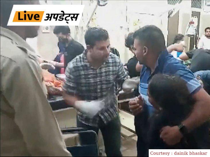 Crashed in a mini-bus Jammu and Kashmir full of pilgrims, 13 injured.