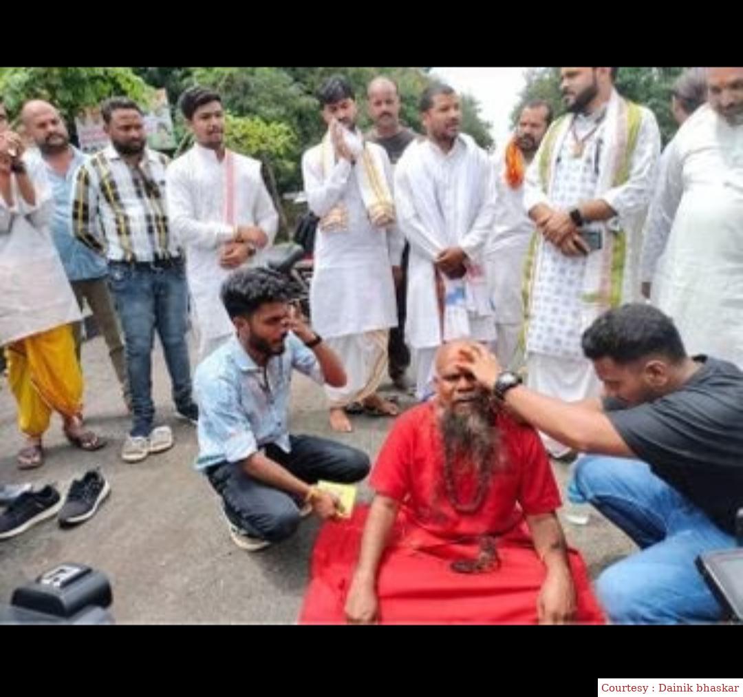 कांग्रेस कार्यालय के सामने मिर्ची बाबा ने सिर मुंडवाया