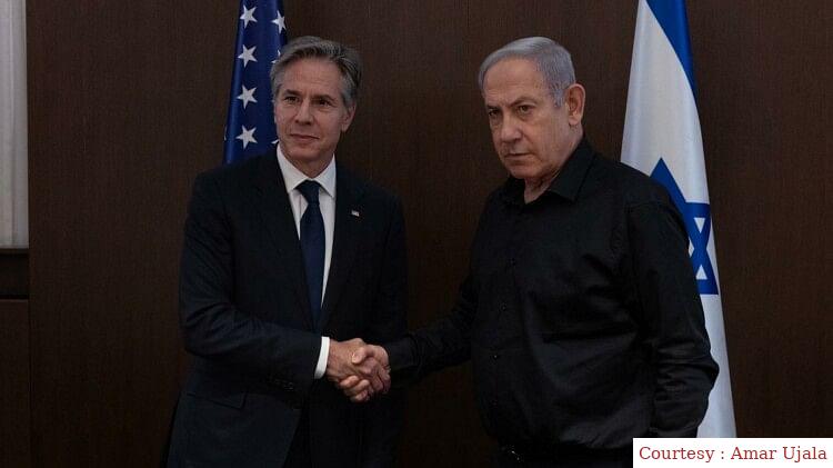 Netanyahu and Blinking hidden in the bunker when the siren of the air attack is ringing.