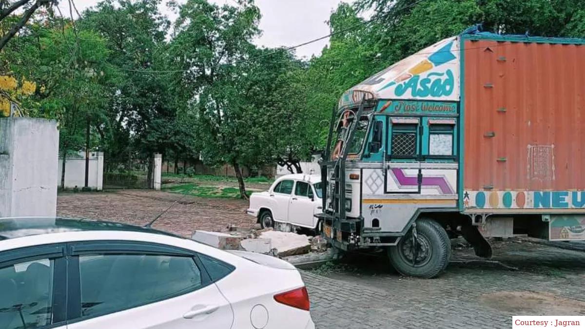 लोकनिर्माण मंत्री के आवास में अनियंत्रित ट्रक द्वारा दीवार की तोड़फोड़ की घटना, चालक फरार