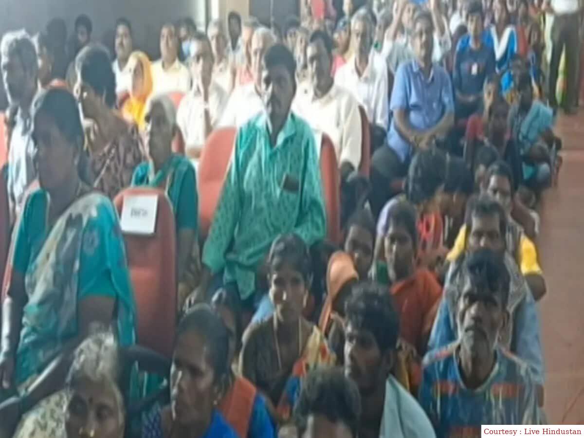 गौरव दिवस मनाने आए आदिवासी बैठे जमीन पर और कुर्सियों पर अफसरों।