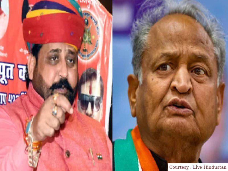 On whose behest was the name of Ashok Gehlot recorded in the Sukhdev Gogamedi murder case?