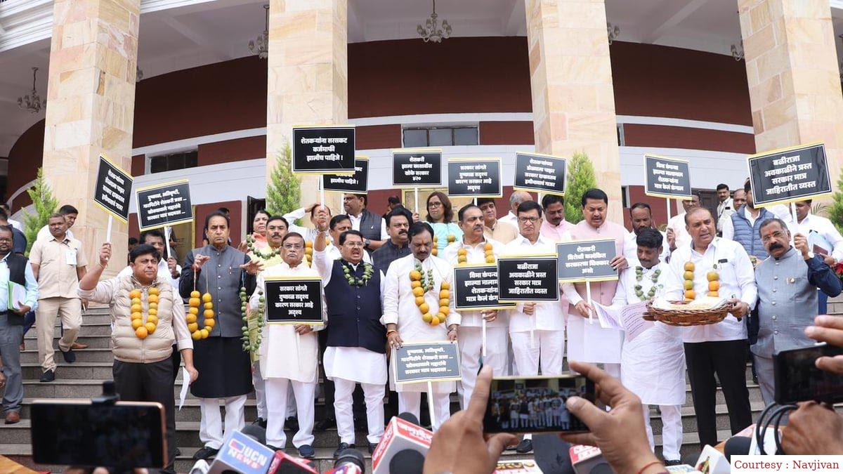 महाराष्ट्र विधानसभा में फल-सब्जी की माला पहनकर पहुंचे विपक्षी