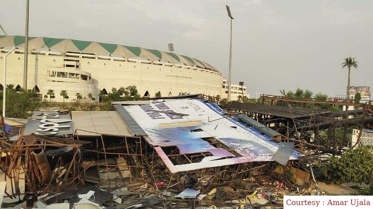 People died due to hoardings falling near Ekana Stadium.