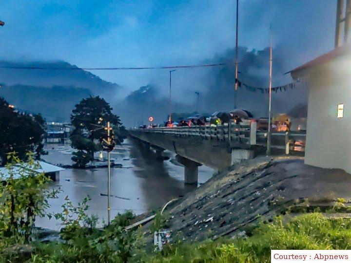 सिक्किम में अब तक 8 लोगों की मौत, 22 जवान समेत 102 लापता।