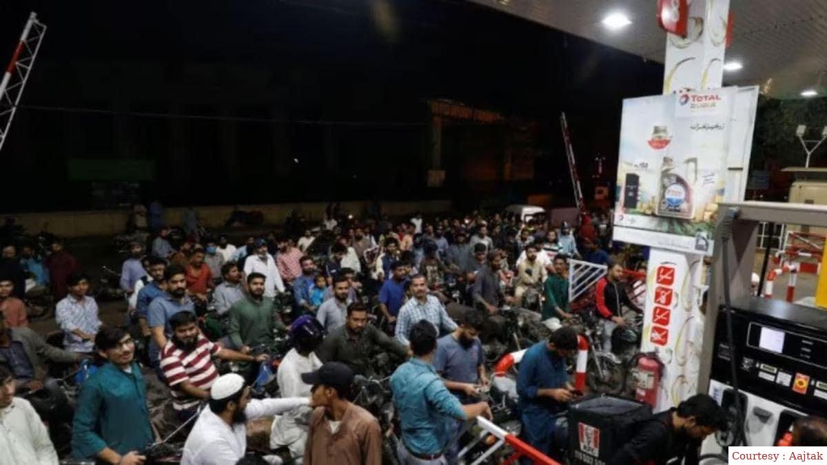 पाकिस्तान में पेट्रोल के दाम 331 रुपए प्रति लीटर