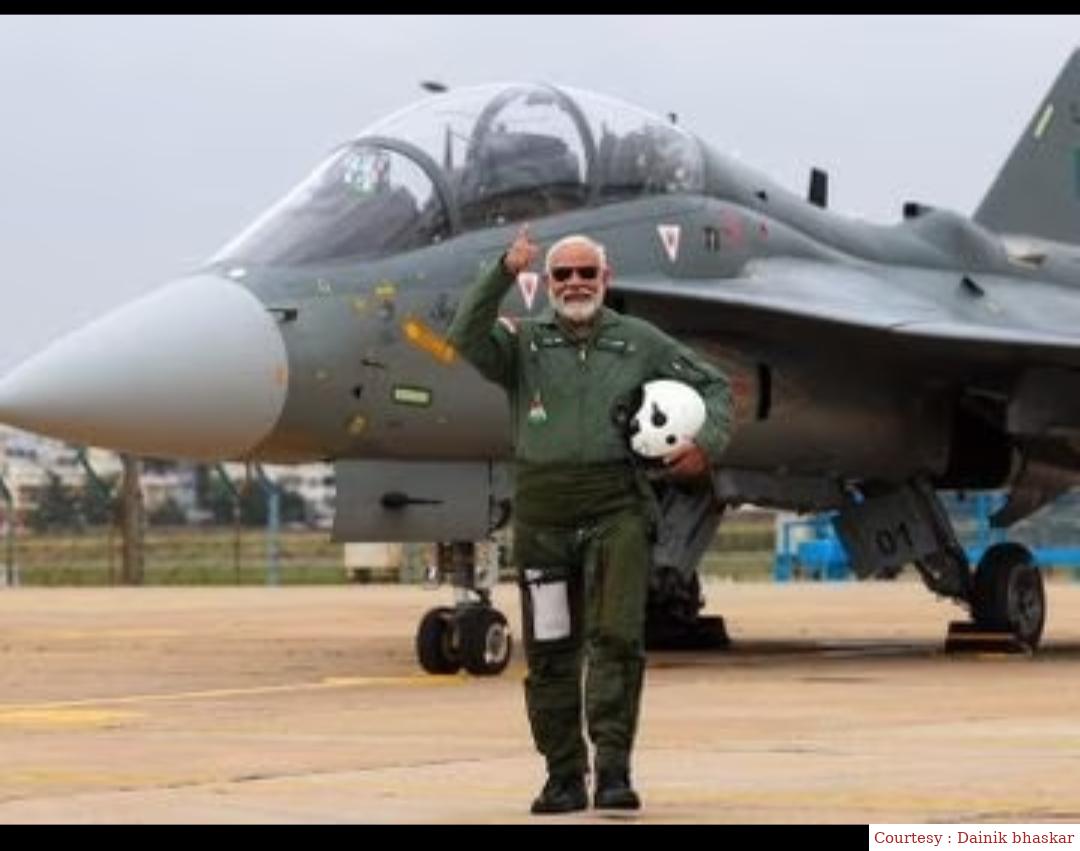 पीएम मोदी ने लड़ाकू विमान "तेजस" से भरी उड़ान