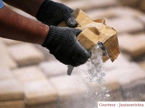 गुजरात के गांधीधाम में पुलिस ने 800 करोड़ की कोकीन पकड़ी।