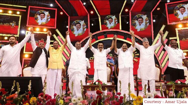 लोकसभा चुनाव से पहले रणनीति की योजना बना रहे हैं राजनेता।