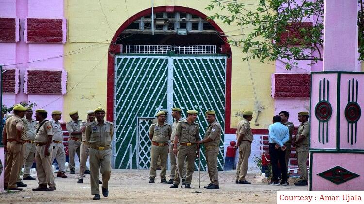 क्षमता से अधिक जेलों में रखा जा रहा हैं कैदियों को।