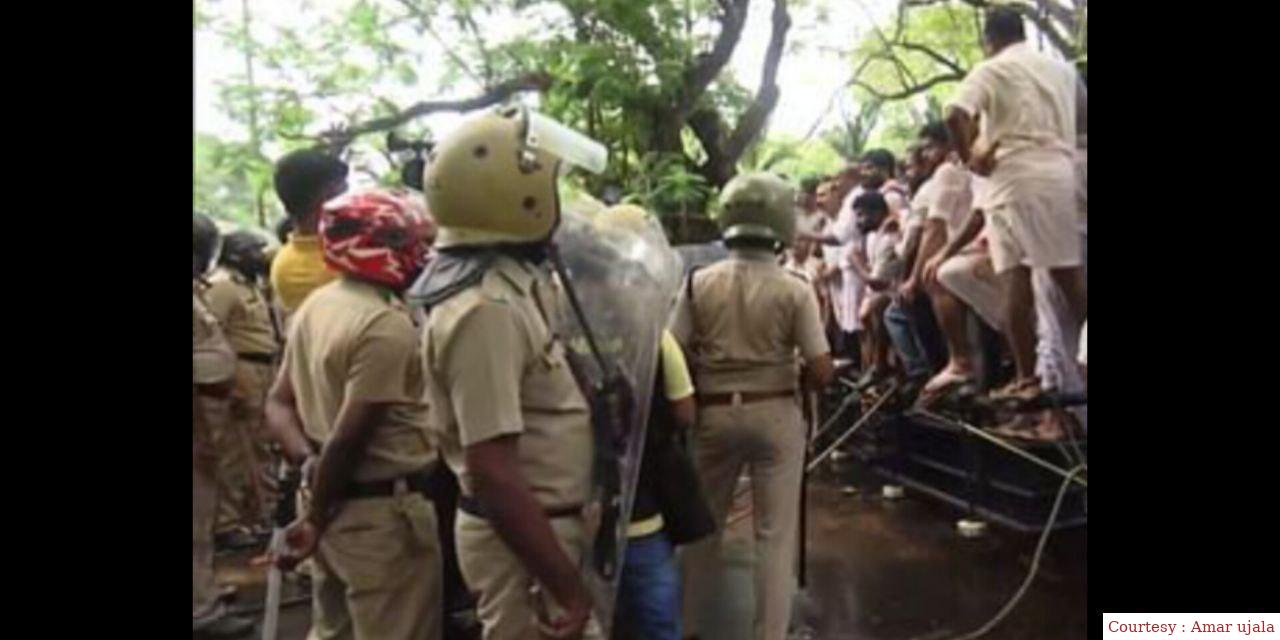 नए बजट के खिलाफ कांग्रेस कार्यकर्ताओं का विरोध प्रदर्शन।