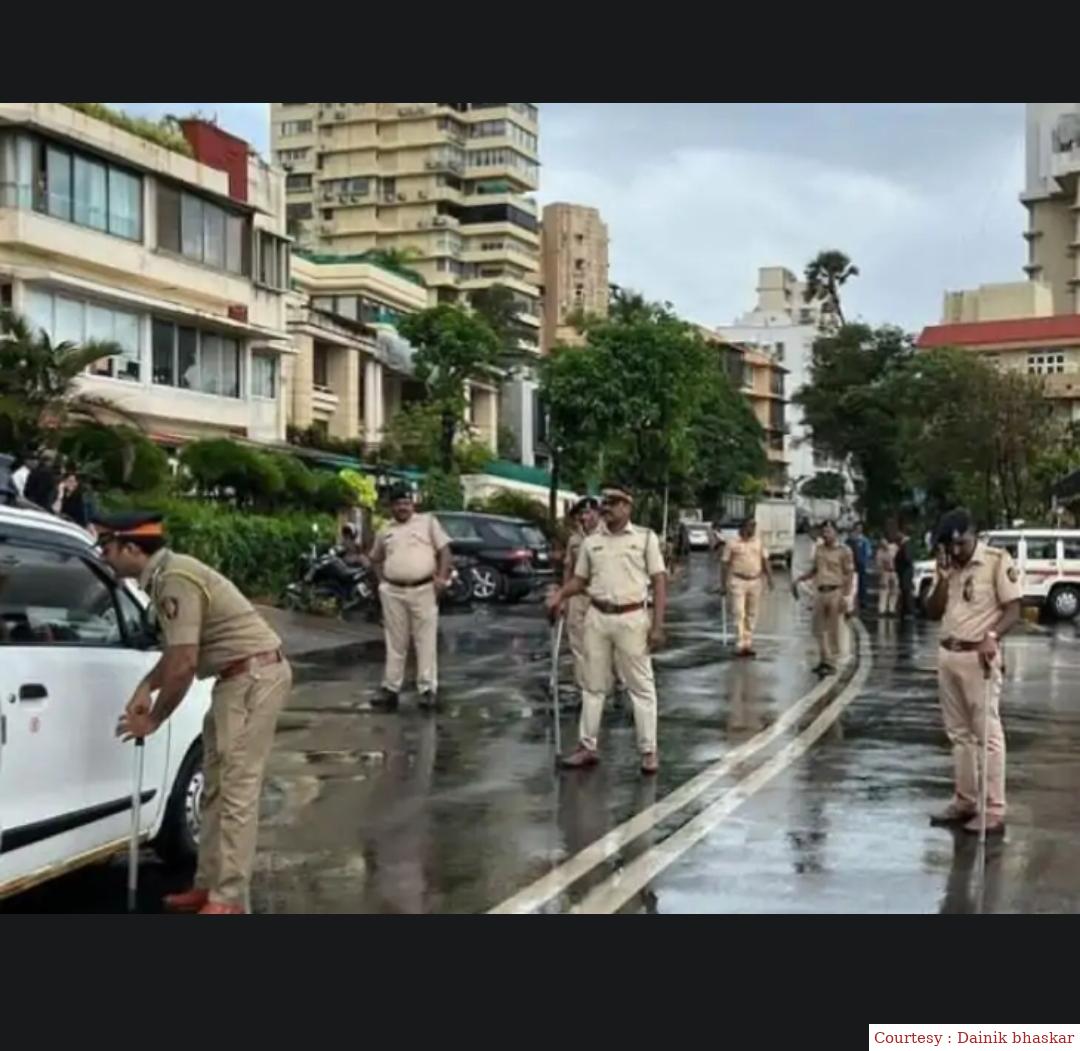 शाहरुख के बंगले पर पहुंचे प्रदर्शनकारी, भारी पुलिस बल तैनात