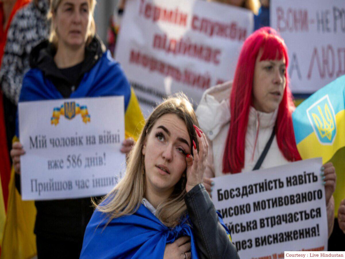 अपनी मांगों को लेकर यूक्रेन के लोगों का विरोध प्रदर्शन।