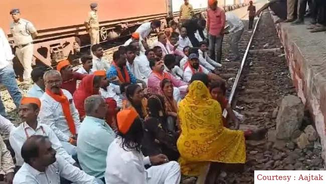 मराठा आरक्षण मांग के चलते पुणे-मुंबई हाइवे जाम