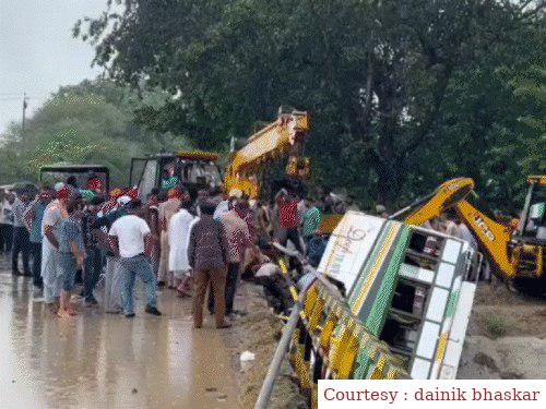 Punjab: Private bus in Muktsar in Giri Canal, 8 people killed, 10 injured.